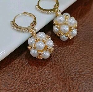Woman pearl earrings